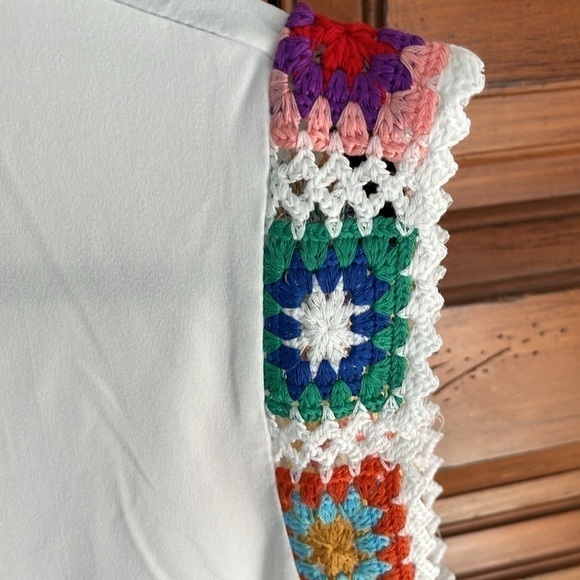 Women’s White V-Neck Top With Granny Squares on Shoulder Size XL NWOT - Picture 2 of 8